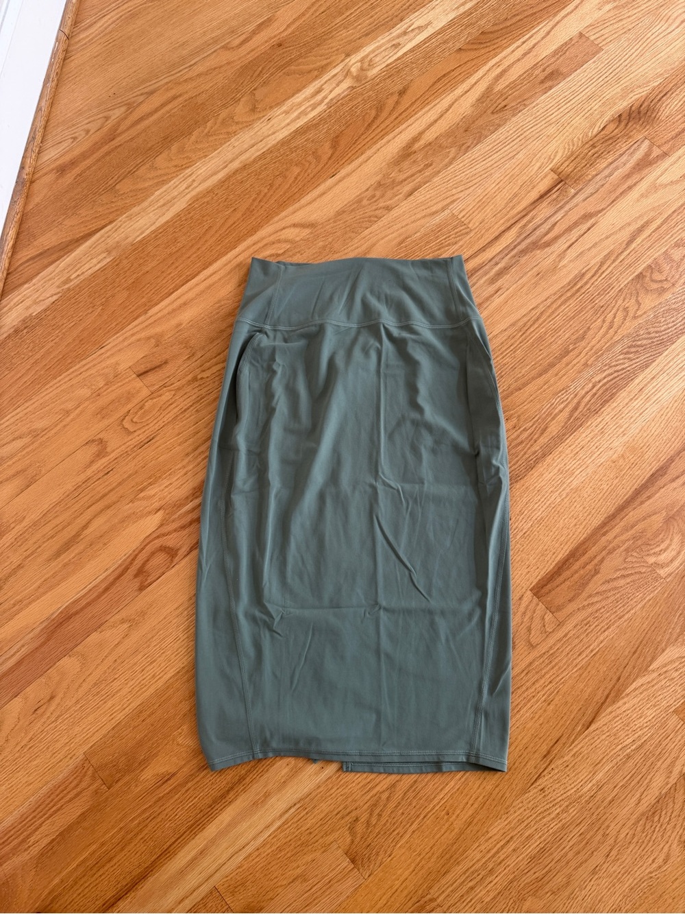 Lululemon nulu slim-fit hr skirt size 10 green
